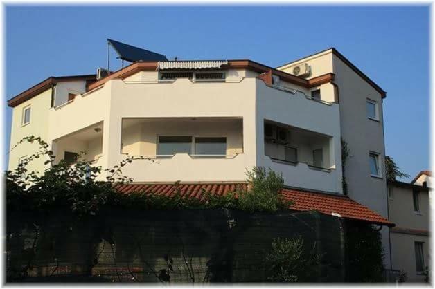 Apartment With Free Parking And No Balcony But Terase In Front Of The House Pula