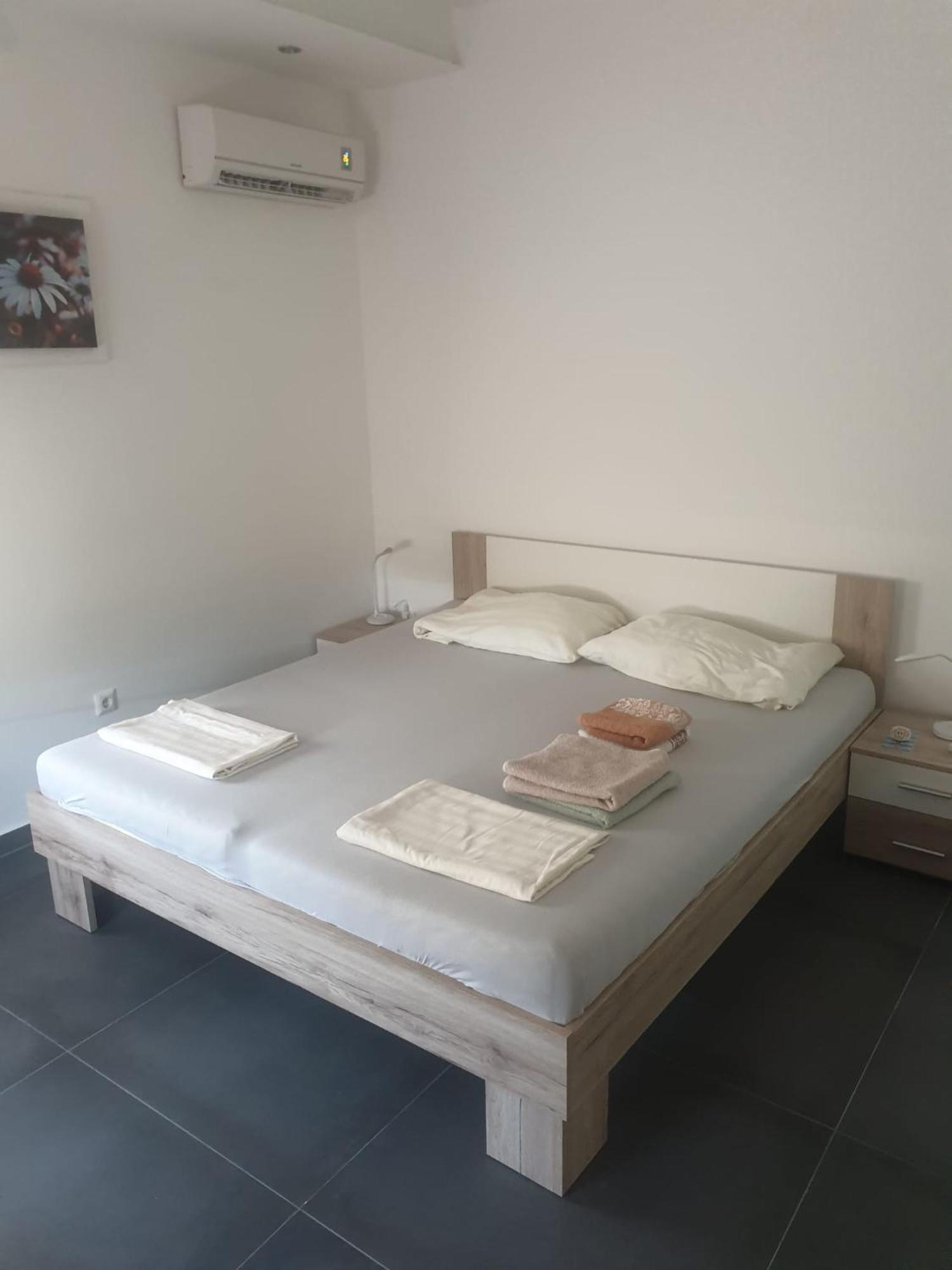 Apartment With Free Parking And No Balcony But Terase In Front Of The House *